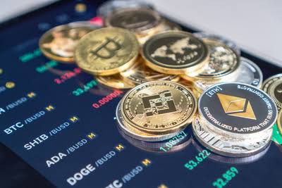 الاستثمار في العملات الرقمية: بين الفرص الواعدة والتحذيرات الذكية